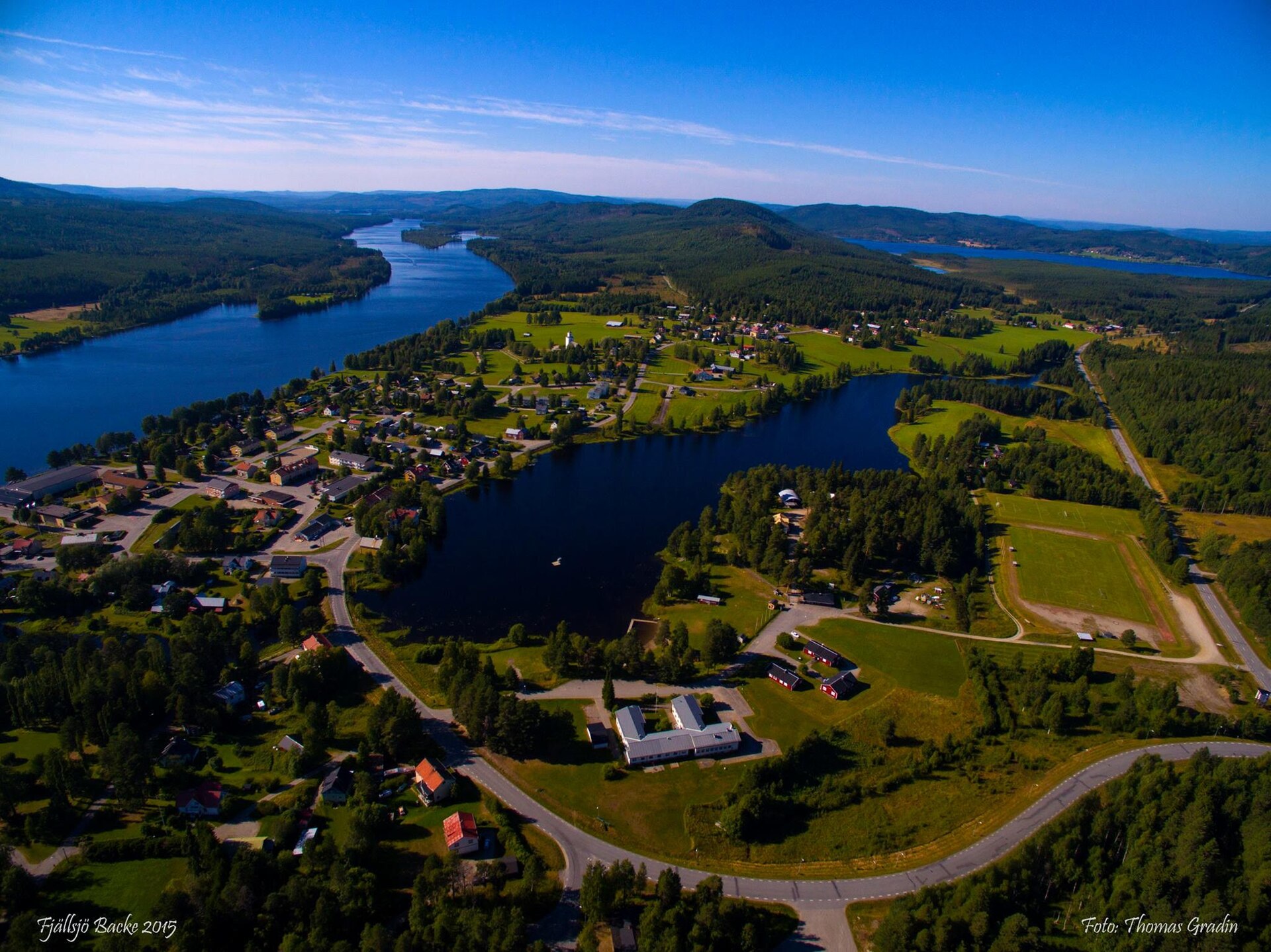Backe med bebyggelse och lokal miljö