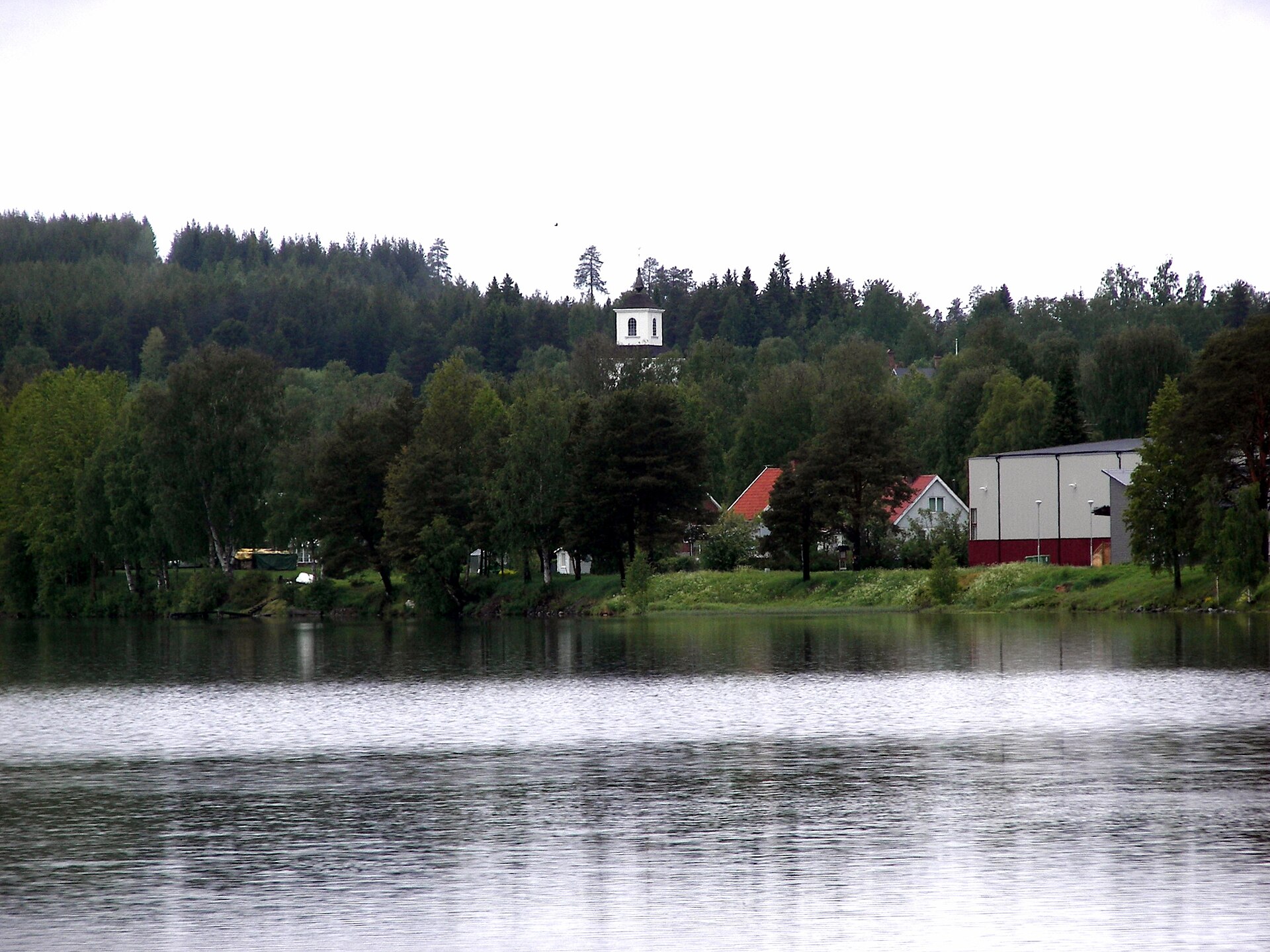 Fjällsjön med Fjällsjö kyrka i Backe